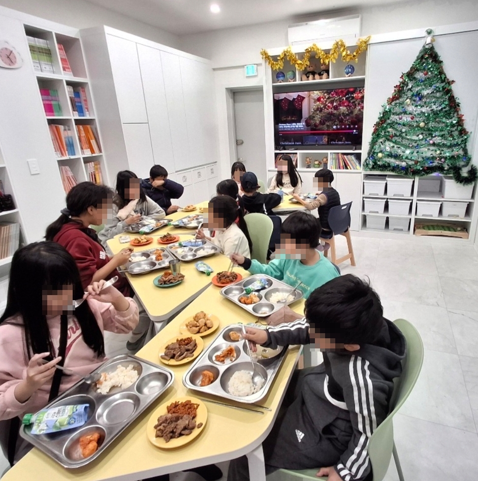 옥련중앙교회는 지난 24일 성탄절을 맞아 연수구 지역아동센터 아동들에게 고기선물세트를 지원했다